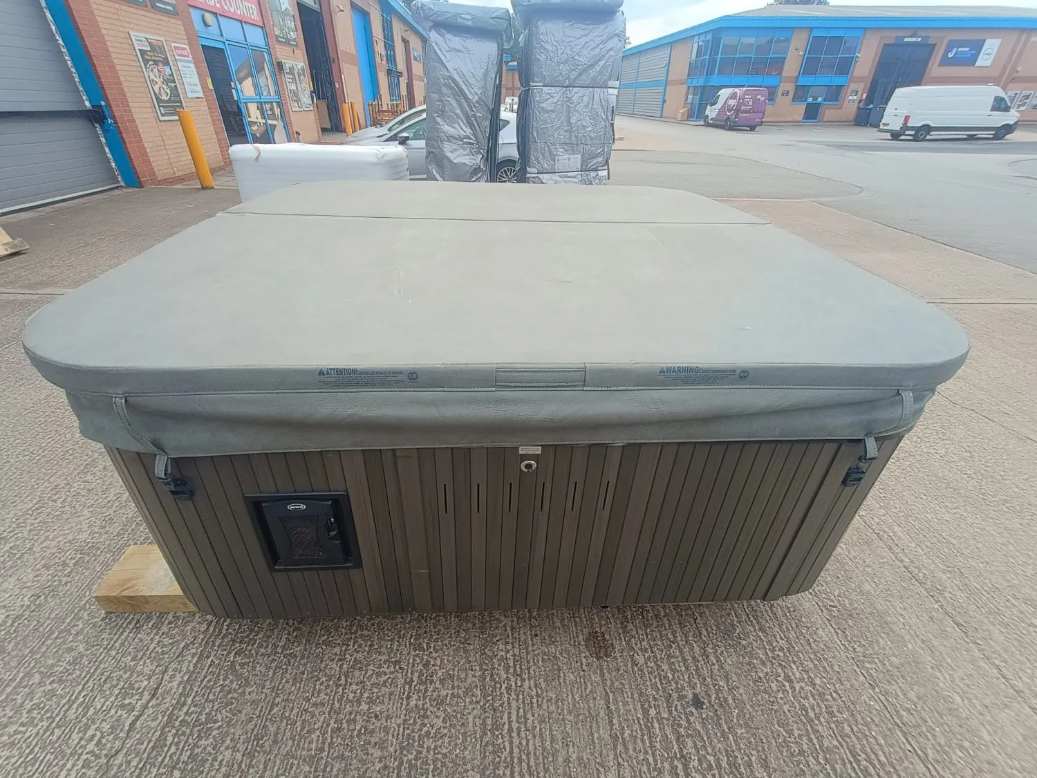 Jacuzzi J335