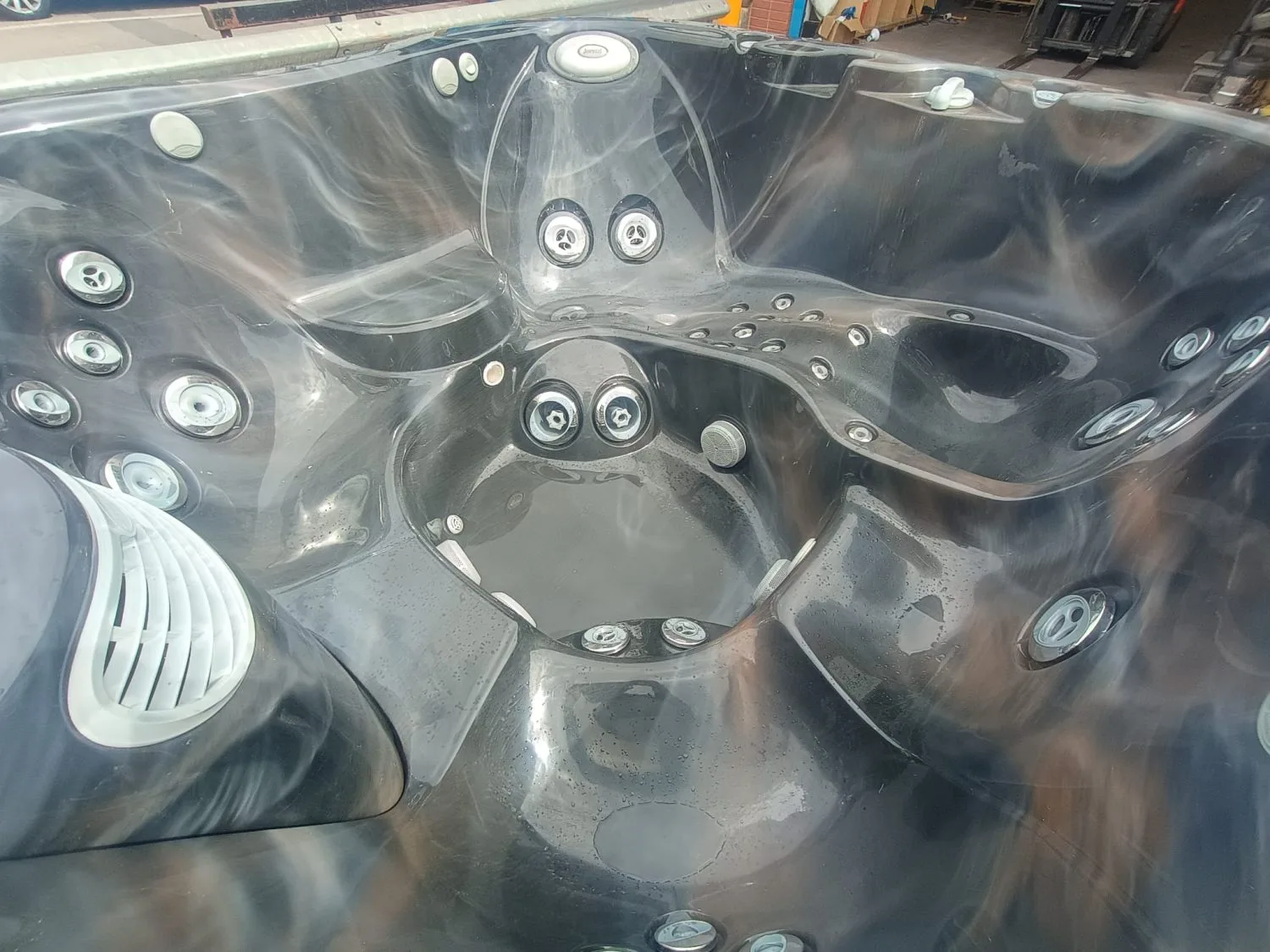 Jacuzzi J335
