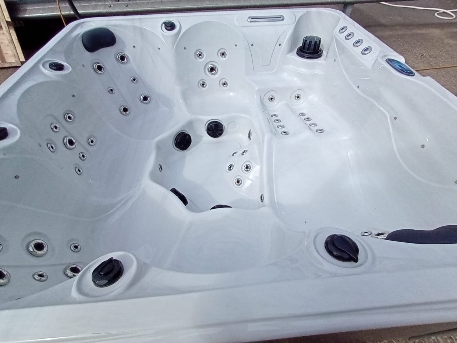 Sky Storm Single V2 6 Person Hot Tub